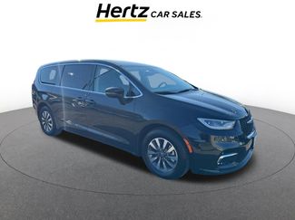 Used 2023 Chrysler Pacifica Touring-L video 1