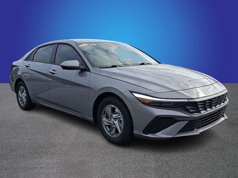 Used 2025 Hyundai Elantra SE FWD image 3