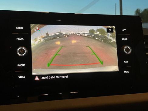 Used 2025 Volkswagen Jetta SE image 17