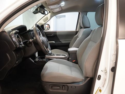 Used 2021 Toyota Tacoma SR5 AWD/4WD image 5