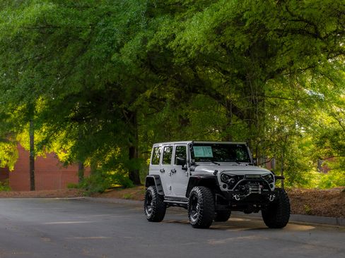 Used 2016 Jeep Wrangler Unlimited Sahara AWD/4WD image 37