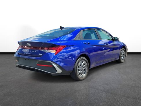 Used 2025 Hyundai Elantra Hybrid FWD image 4