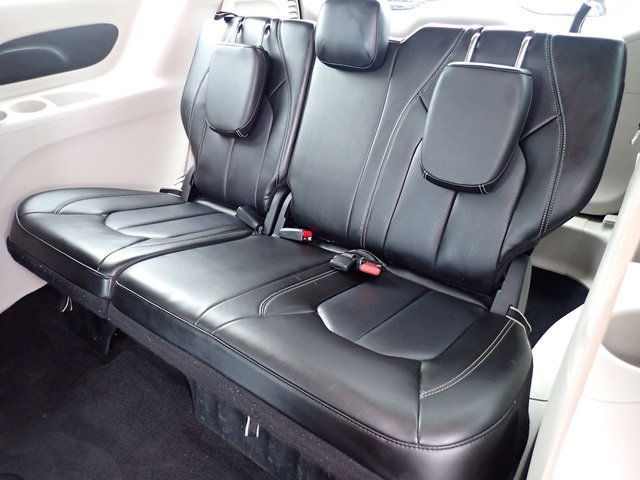 Used 2023 Chrysler Pacifica Touring-L FWD image 19