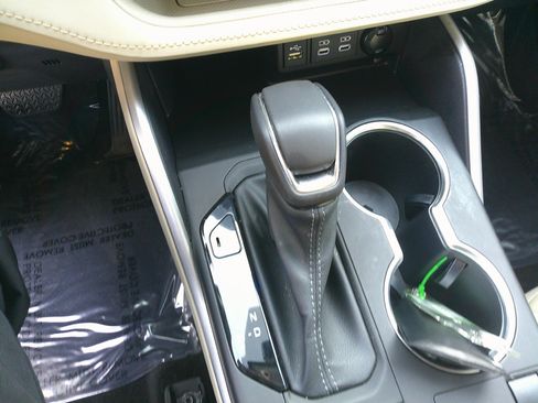 Used 2023 Toyota Highlander XLE image 42