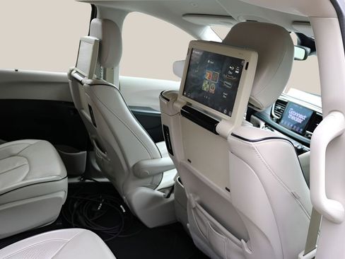Used 2018 Chrysler Pacifica Limited w/ Advanced Safetytec Group FWD image 19