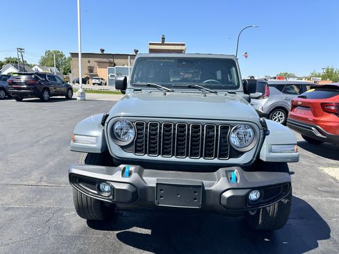 Used 2024 Jeep Wrangler Unlimited w/ Convenience Group AWD/4WD image 2