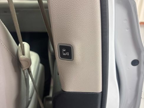 Used 2018 Chrysler Pacifica Touring-L w/ Tire & Wheel Group FWD image 31