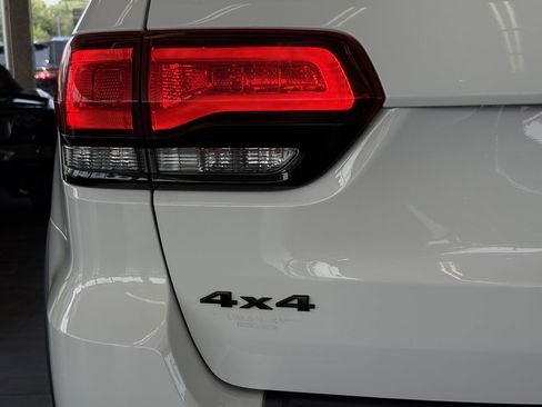 Used 2019 Jeep Grand Cherokee Laredo image 19