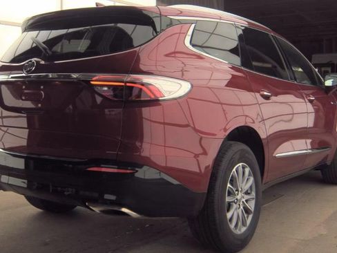 Used 2023 Buick Enclave Essence FWD image 3