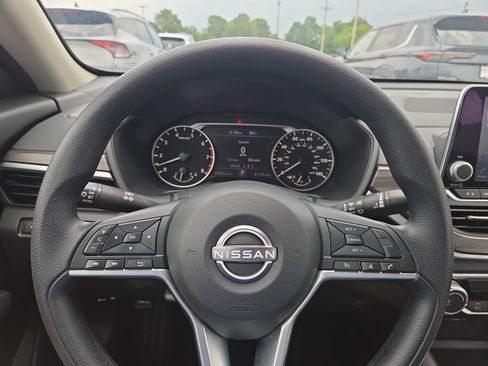 Used 2025 Nissan Altima 2.5 SV FWD image 10