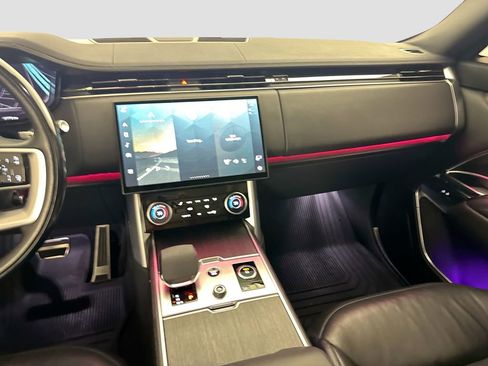 Used 2023 Land Rover Range Rover Long Wheelbase SE image 25