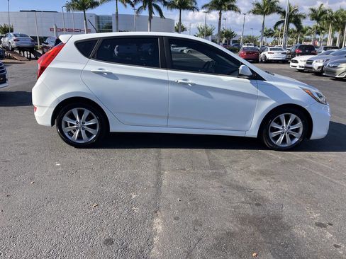 Used 2012 Hyundai Accent SE FWD image 1