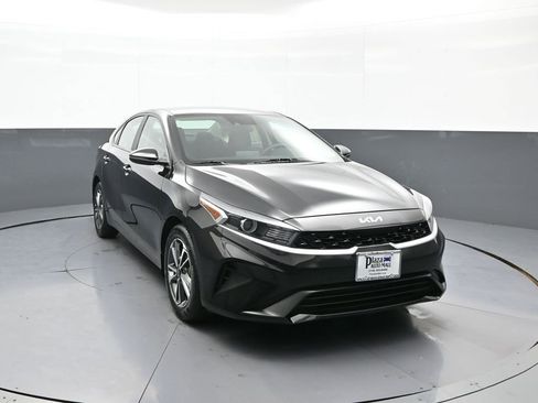 Certified 2023 Kia Forte LXS w/ LXS Technology Package FWD image 3