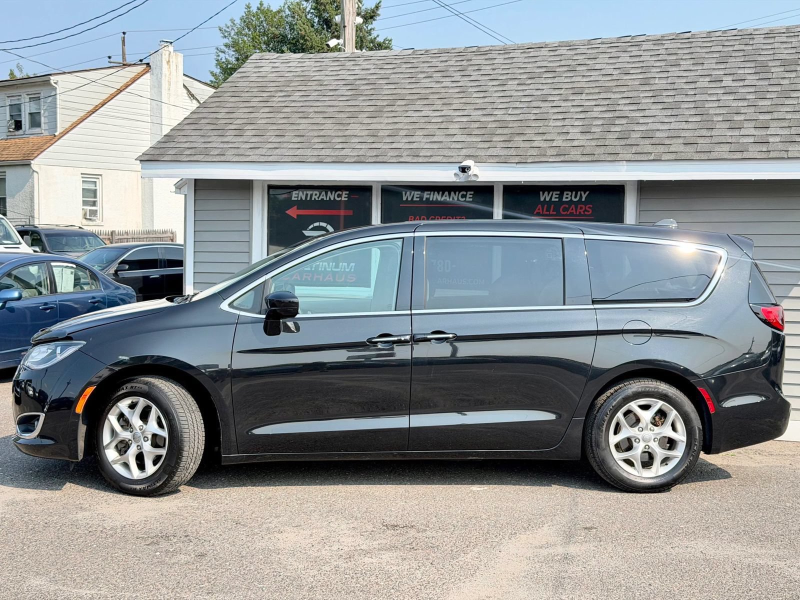 Used 2020 Chrysler Pacifica Touring w/ Tire & Wheel Group FWD image 2