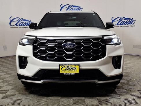Used 2025 Ford Explorer Platinum RWD image 3