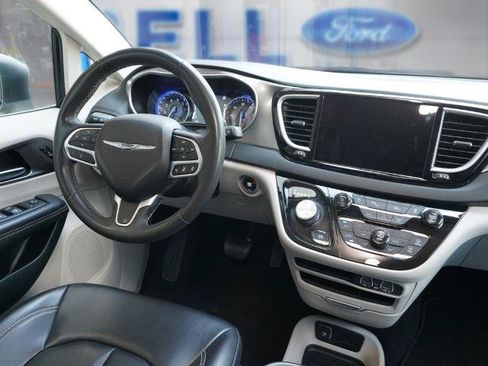 Used 2023 Chrysler Pacifica Touring-L FWD image 25