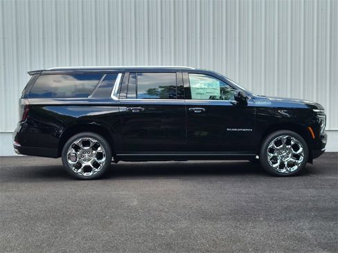 New 2025 Chevrolet Suburban High Country image 2