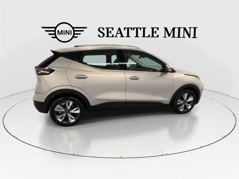 Used 2022 Chevrolet Bolt EUV LT w/ Convenience Package FWD image 12