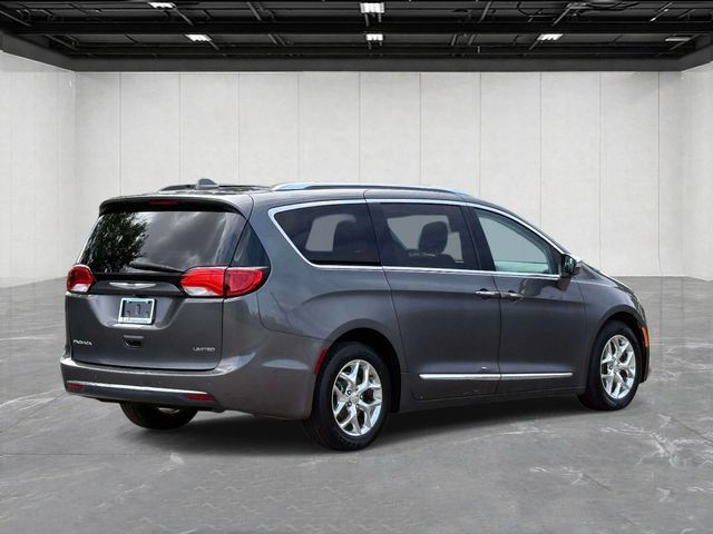 Used 2017 Chrysler Pacifica Limited w/ UConnect Theater Package FWD image 5