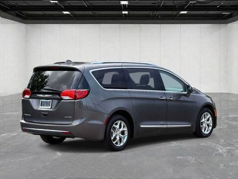 Used 2017 Chrysler Pacifica Limited w/ UConnect Theater Package FWD image 5