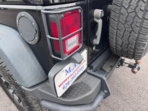 Used 2013 Jeep Wrangler Unlimited Sahara AWD/4WD image 12