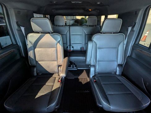 Used 2022 Chevrolet Suburban Premier AWD/4WD image 21