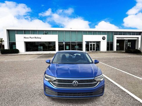 Used 2022 Volkswagen Jetta SE w/ Panoramic Sunroof Package image 3