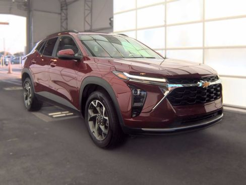 Used 2025 Chevrolet Trax LT w/ LT Convenience Package FWD image 4