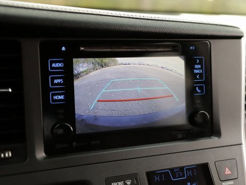 Used 2017 Toyota Sienna SE image 14