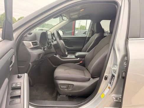 Used 2023 Toyota Highlander LE AWD/4WD image 23