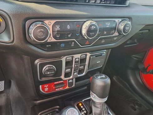 Used 2024 Jeep Wrangler Unlimited image 14