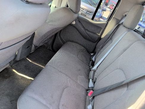 Used 2015 Nissan Frontier SV AWD/4WD image 11