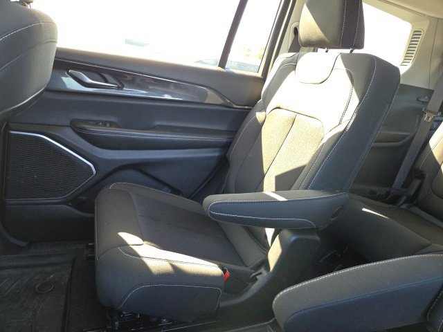 Used 2022 Jeep Grand Cherokee L Laredo w/ Luxury Tech Group I AWD/4WD image 25