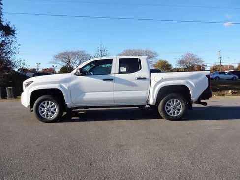 Used 2024 Toyota Tacoma SR image 3