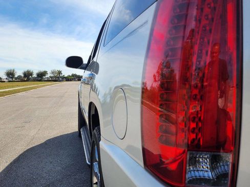 Used 2012 Cadillac Escalade Luxury image 20