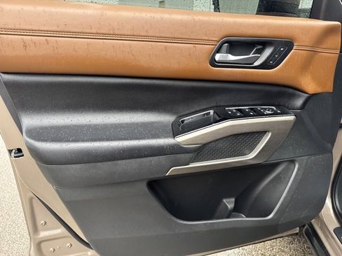 Used 2023 Nissan Pathfinder Platinum image 17