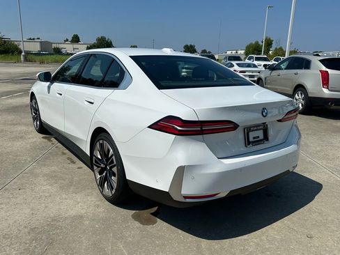 Certified 2025 BMW 530i w/ Premium Package image 9