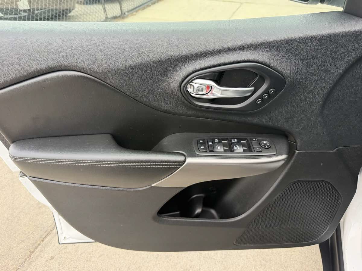 Used 2019 Jeep Cherokee Limited w/ Trailer Tow Group AWD/4WD image 10