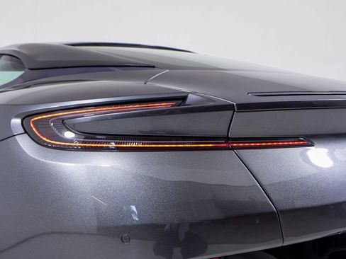 Used 2018 Aston Martin DB11 Coupe RWD image 14
