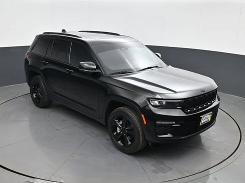 Used 2024 Jeep Grand Cherokee Limited w/ Black Appearance Package image 15