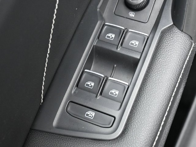 Used 2022 Volkswagen Tiguan SE w/ Panoramic Sunroof Package AWD/4WD image 13