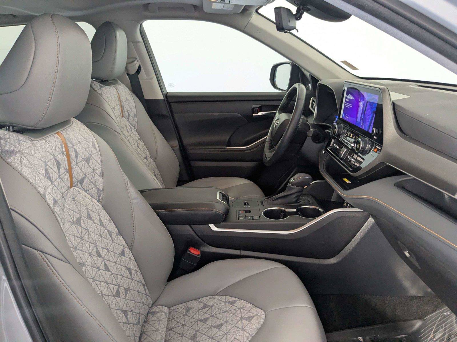 Used 2023 Toyota Highlander Bronze Edition FWD image 32