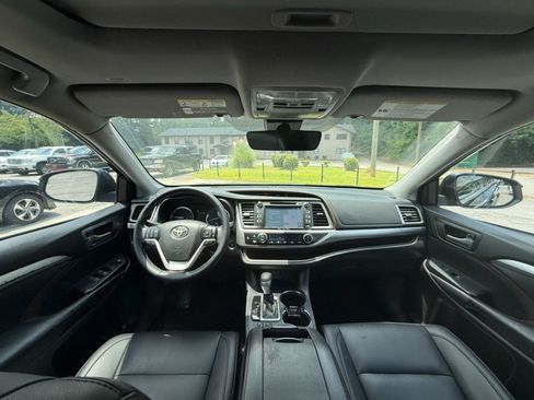 Used 2019 Toyota Highlander XLE FWD image 2