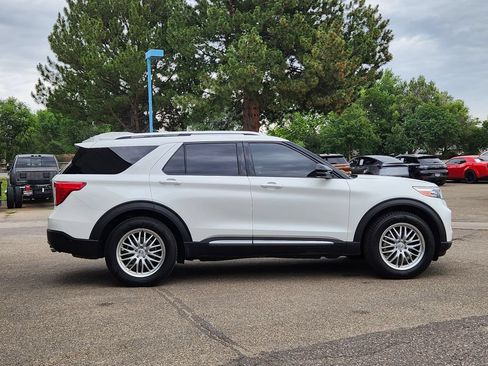 Used 2020 Ford Explorer Platinum w/ Premium Technology Package AWD/4WD image 2