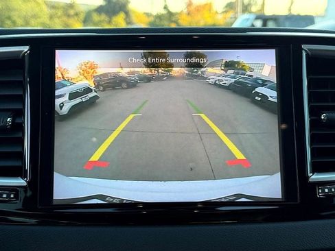 Used 2024 Chrysler Pacifica Touring-L image 25