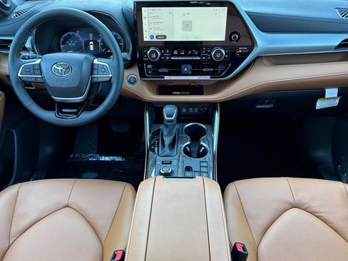 New 2025 Toyota Highlander Platinum image 4