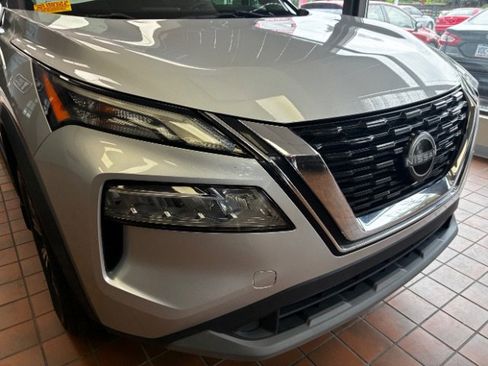 Used 2023 Nissan Rogue SV w/ SV Premium B Package FWD image 2