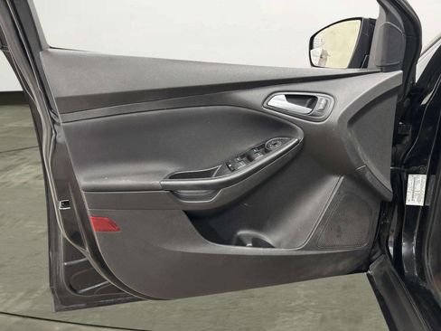 Used 2018 Ford Focus SE w/ SE Appearance Package image 10