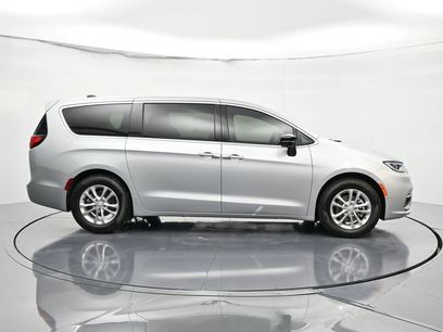 New 2026 Chrysler Pacifica Select