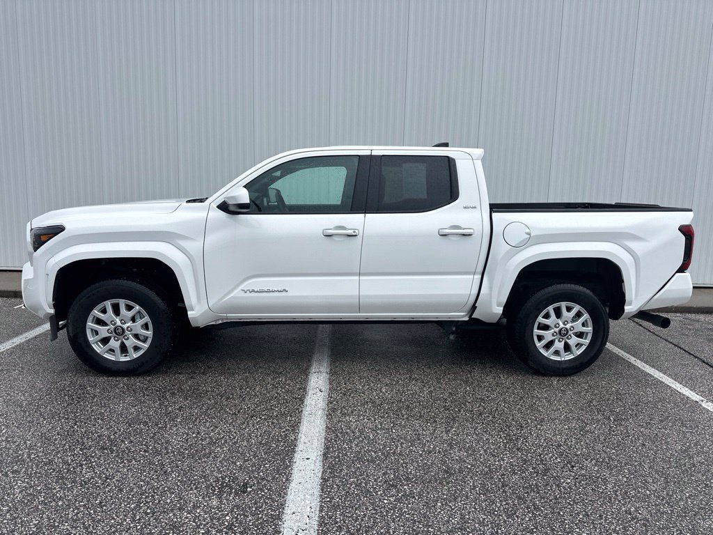 Used 2025 Toyota Tacoma SR5 AWD/4WD image 3
